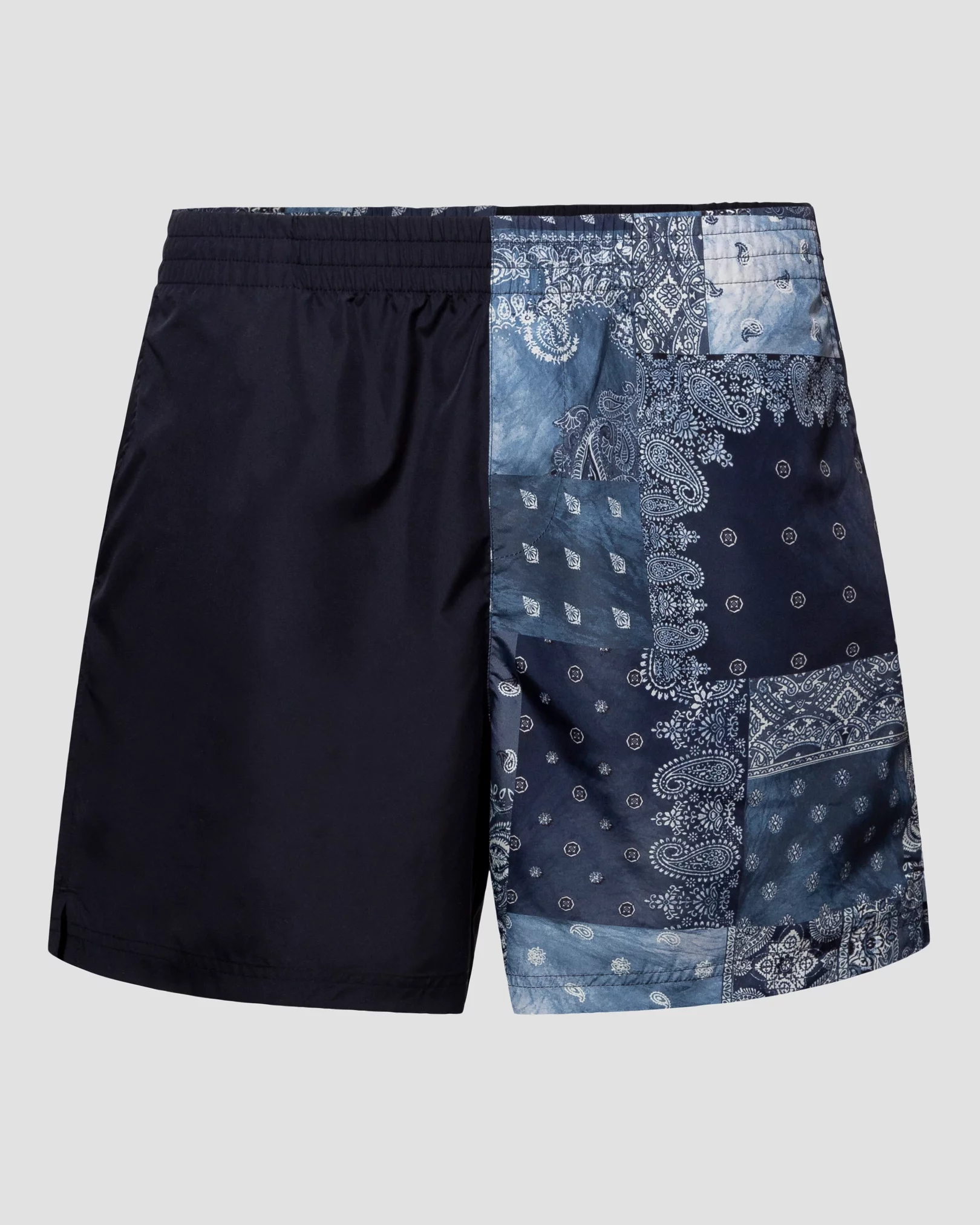 Shorts med marinblått lapptäcksmönster i bandanastil