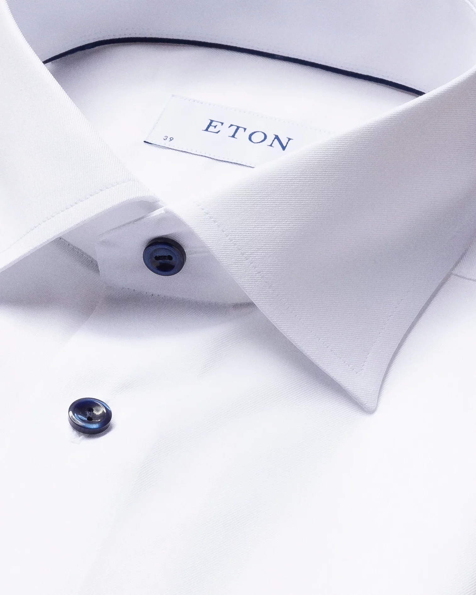 Chemise blanche en twill – détails bleu foncé