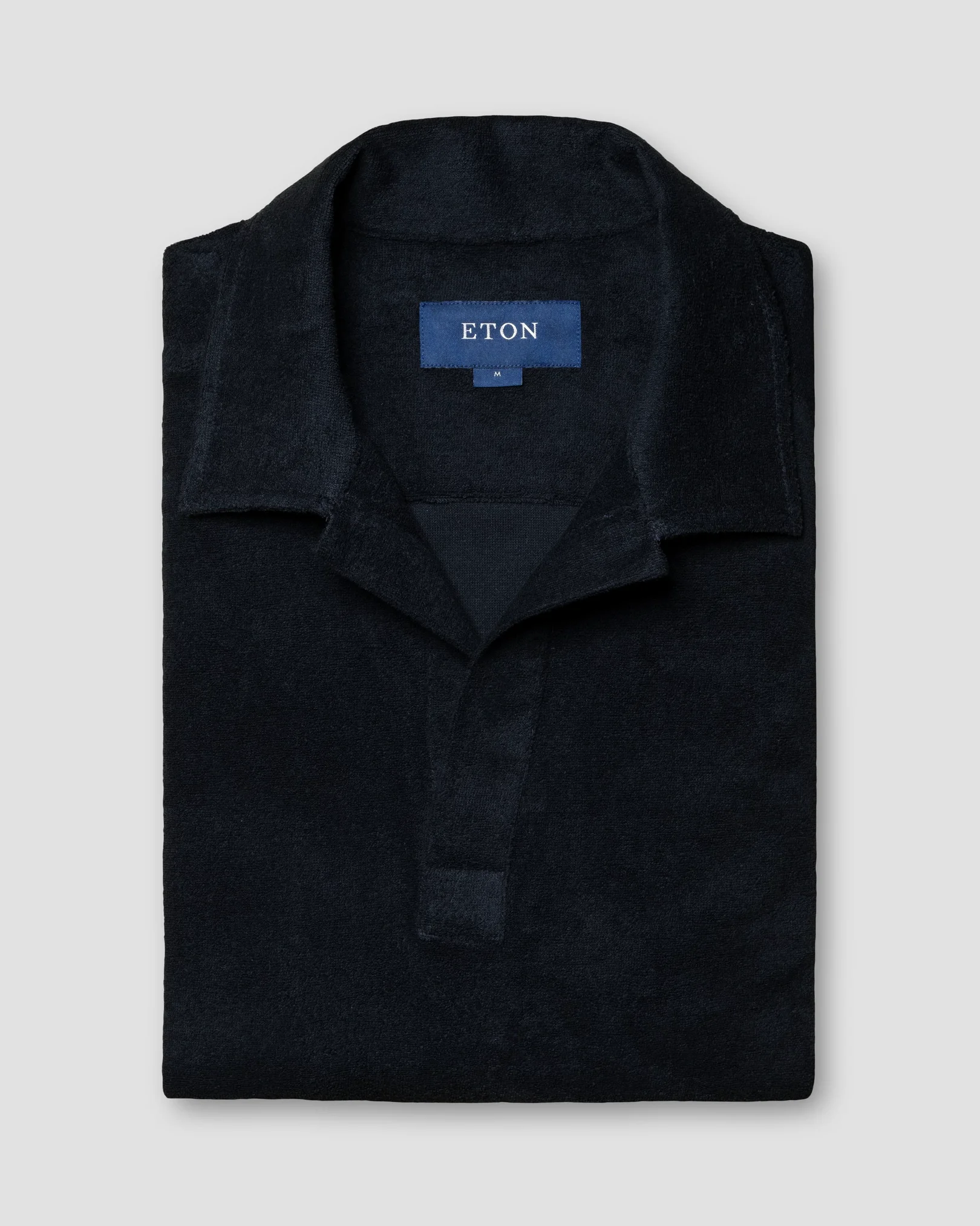 https://api.etonshirts.com/v1/retail/image/1620/bynder/1ffc09f5-f01b-4b0e-bd6d-ad03f1dde8ea/dark-blue-jerseyterryfrotte-open-collar-short-terry-slim-jersey_2023-05-03T161556557Z.webp