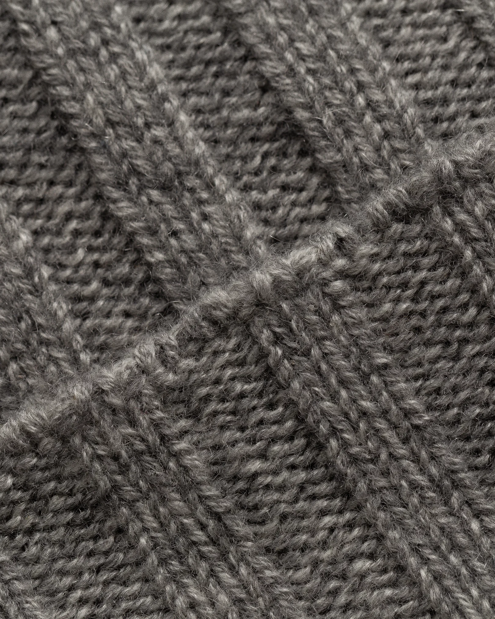 Eton - gray cashmere beanie logo detail