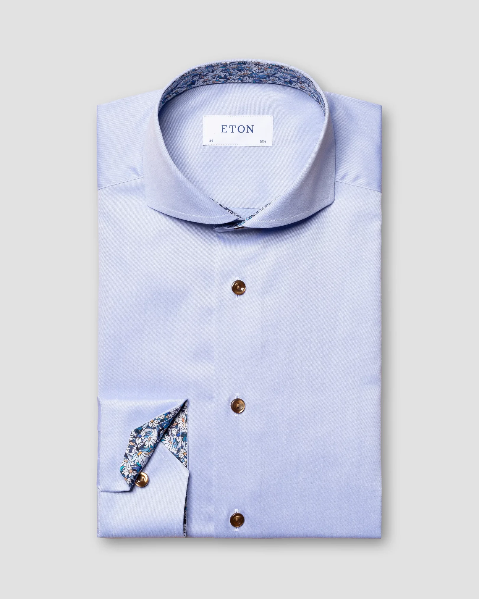 Eton - light blue signature twill extreme cut away single slim