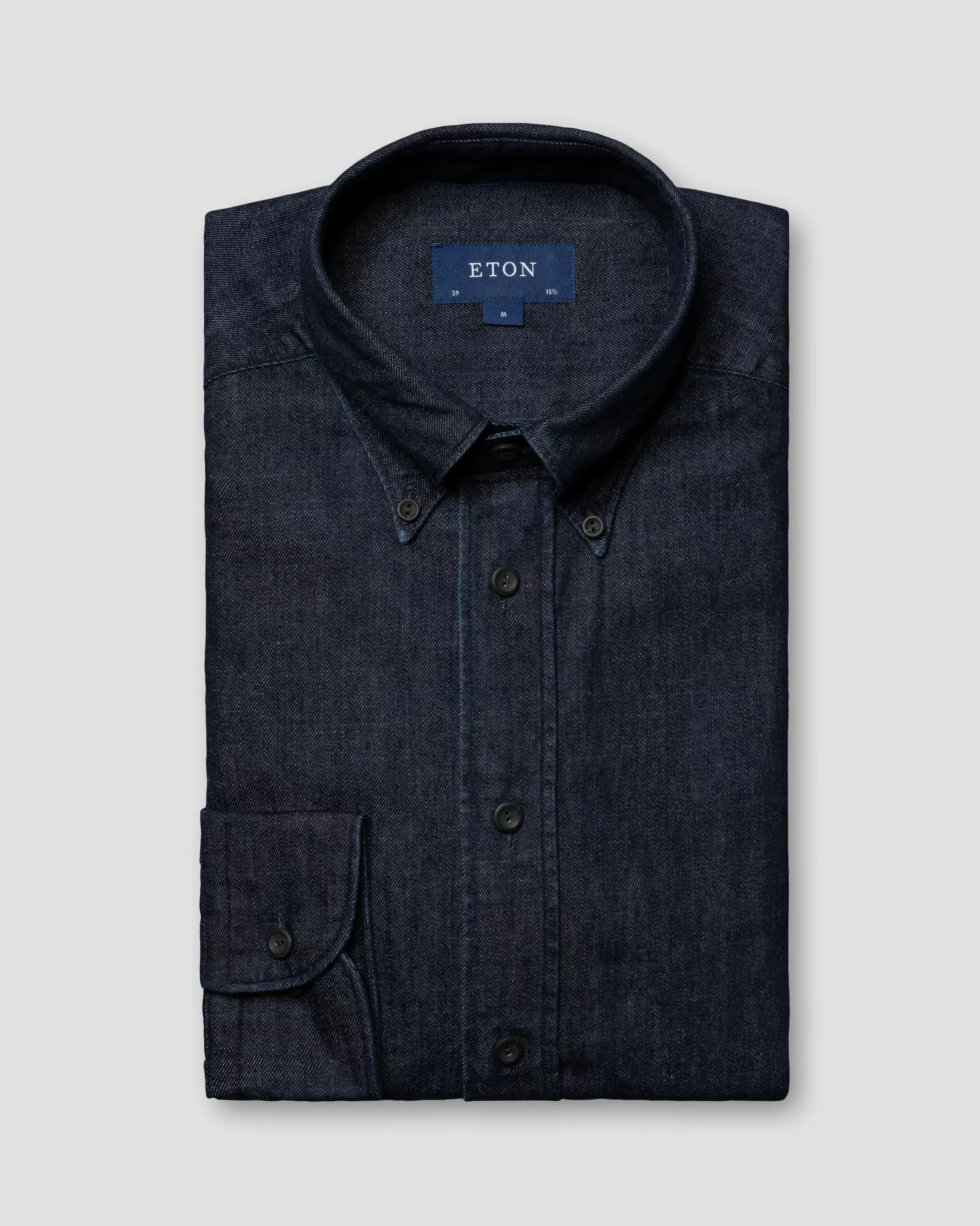 Mittelblaues Denimhemd mit Button-Down-Kragen