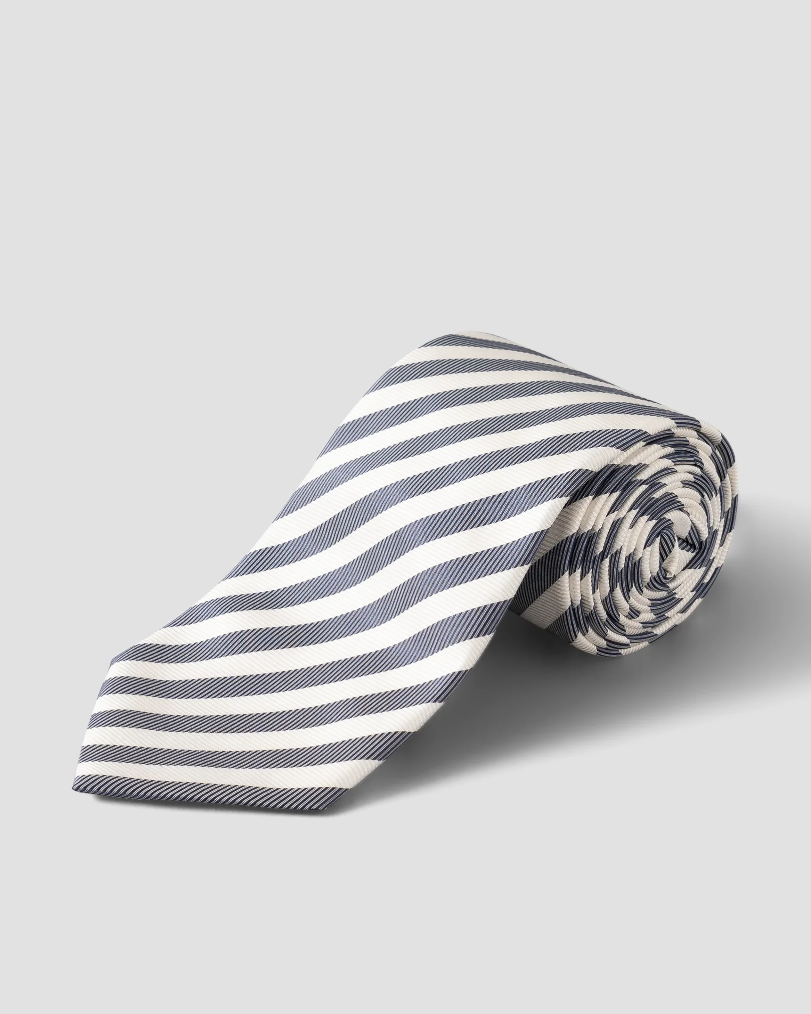 Cravate en soie et lin à rayures bleu marine