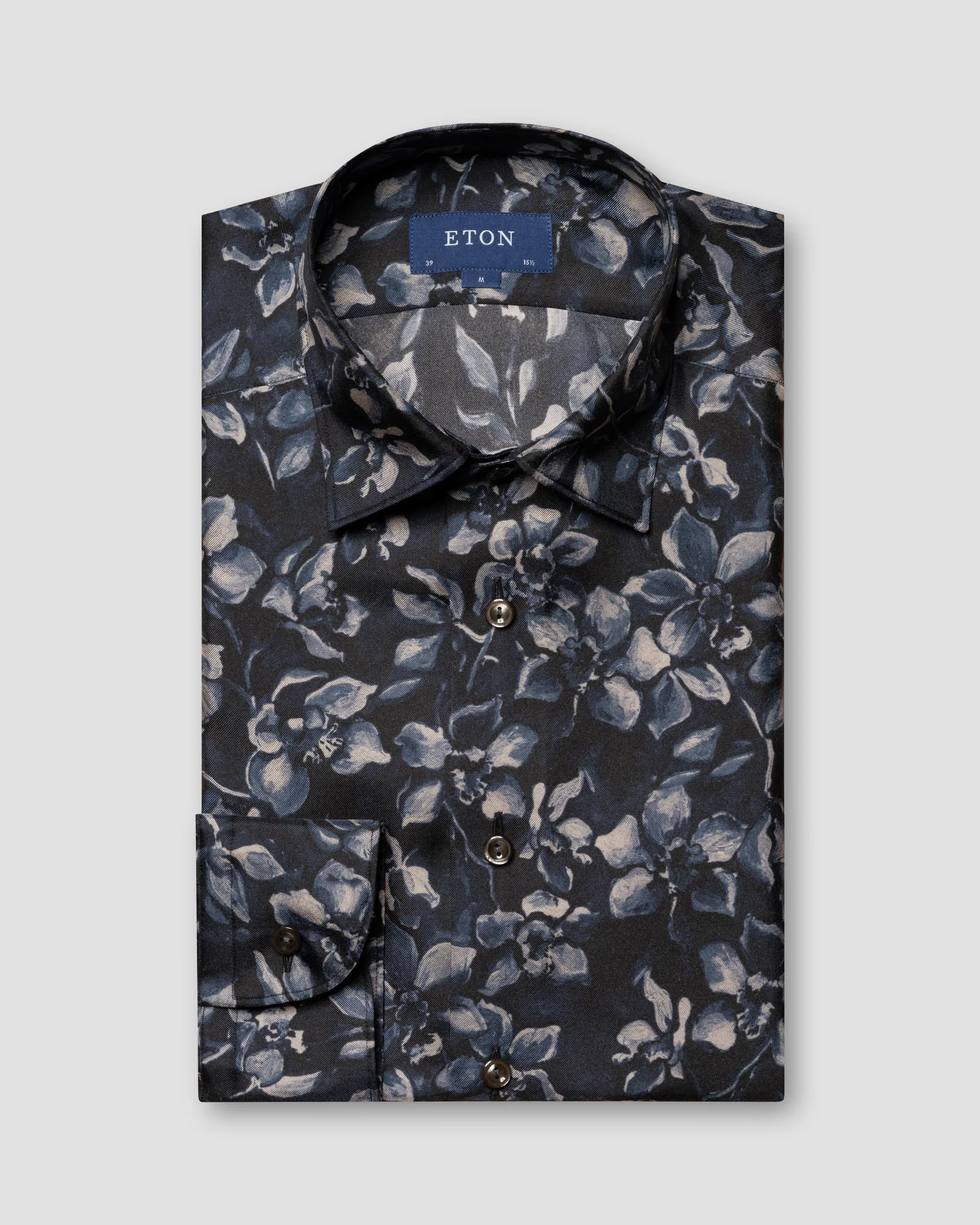 Marinblå, blommönstrad sidenskjorta