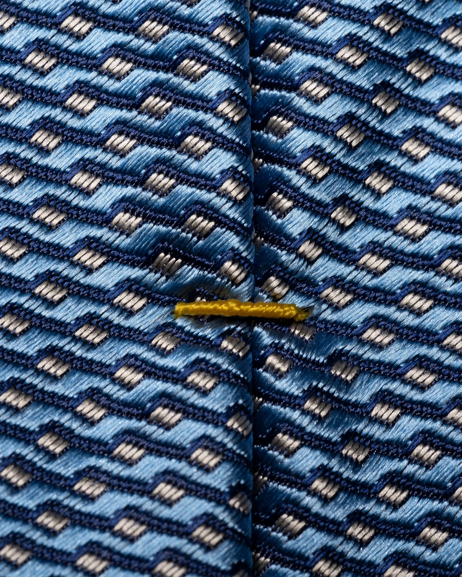Blaue Seidenkrawatte mit geometrischem Muster