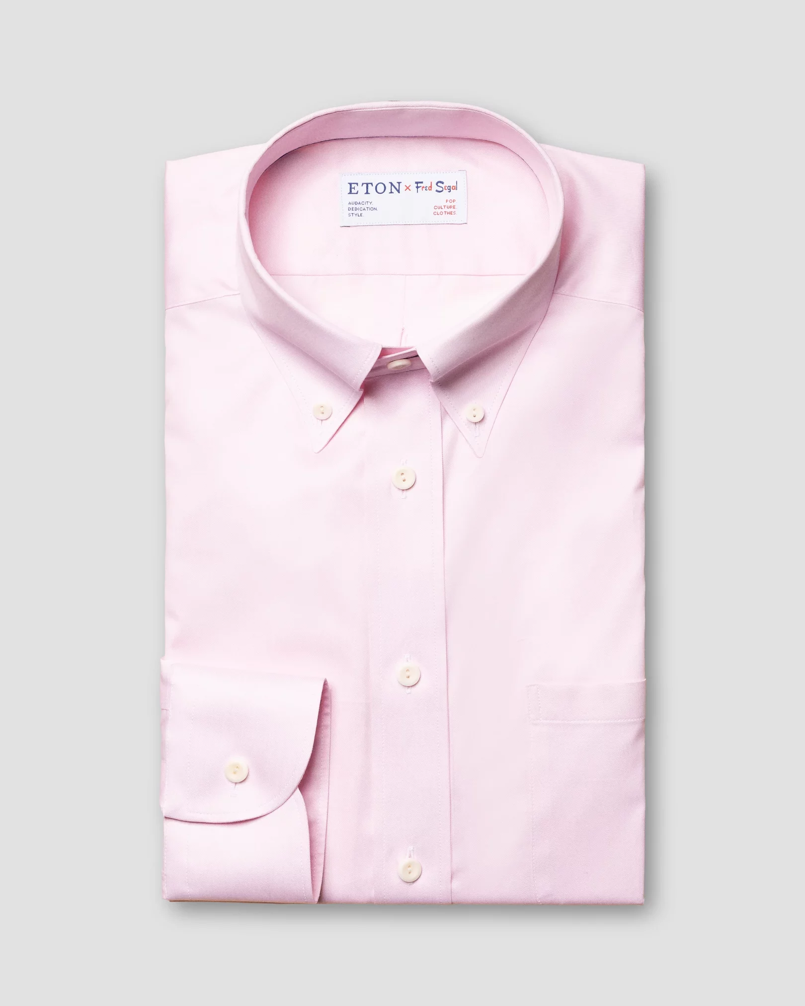 Rosa skjorta med lapptäcksmönster – kontrasterande detaljer