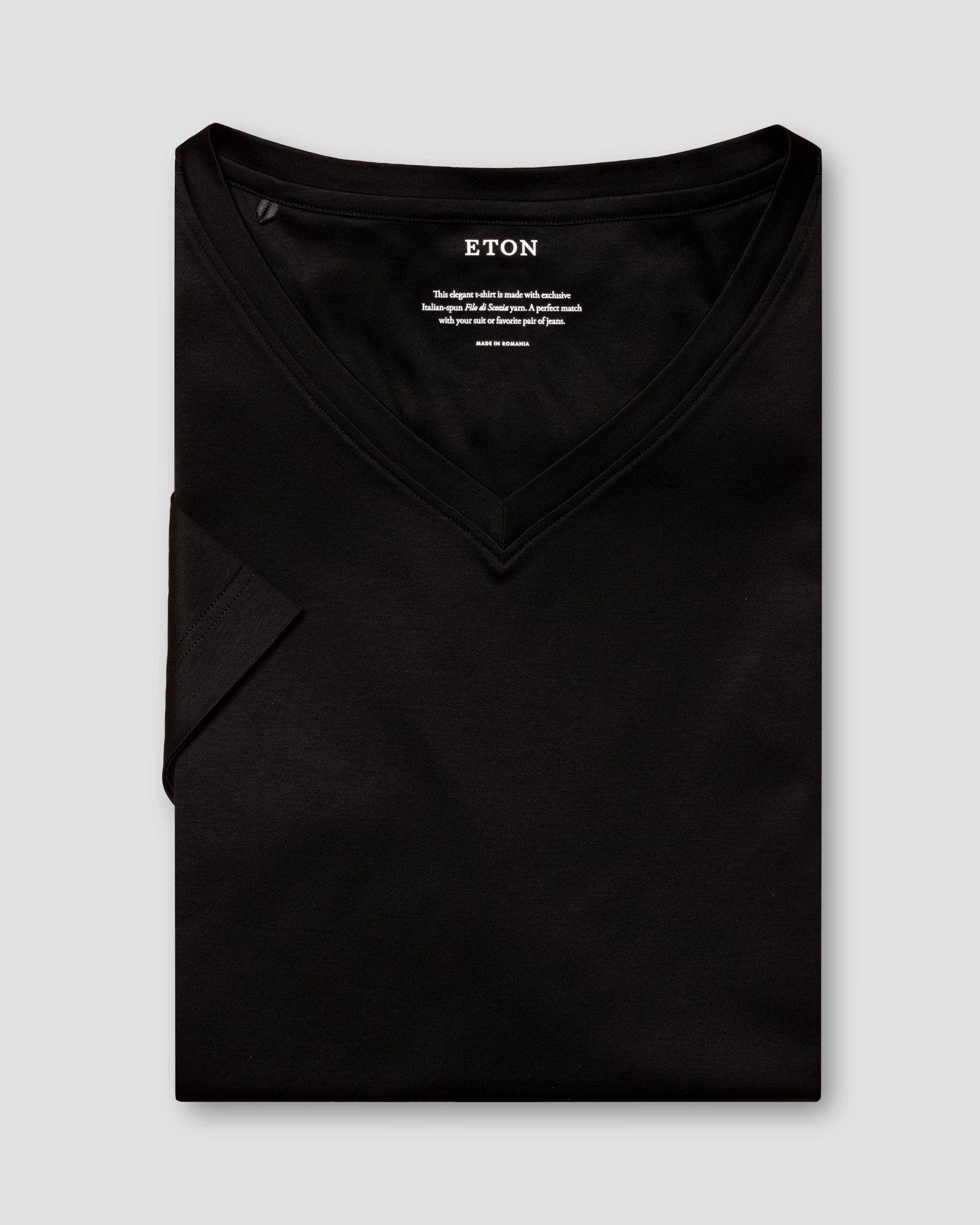 Eton - Svart v-ringad t-shirt i Filo di Scozia
