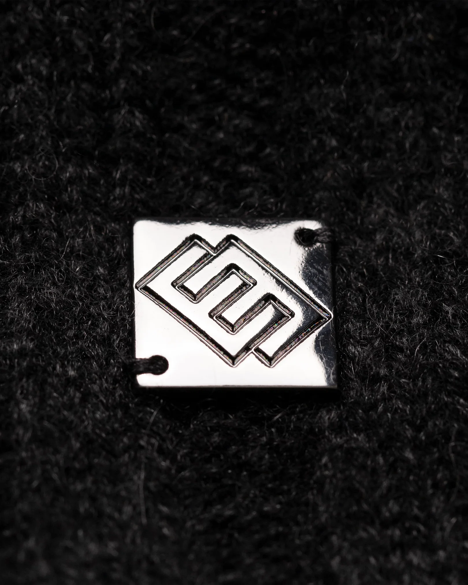 Eton - dark gray cashmere beanie logo detail