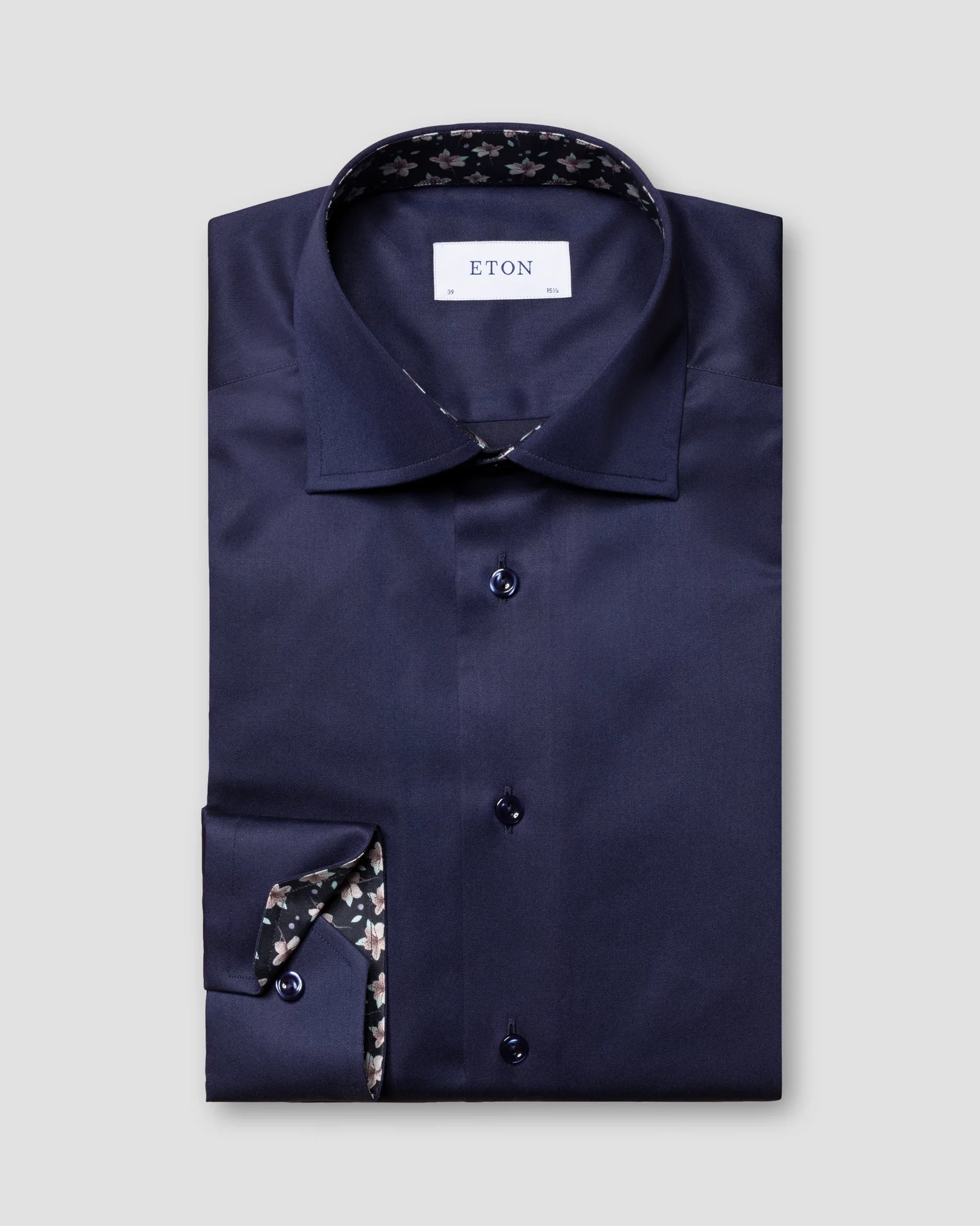 Chemise bleu marine en twill signature — détails floraux contrastés