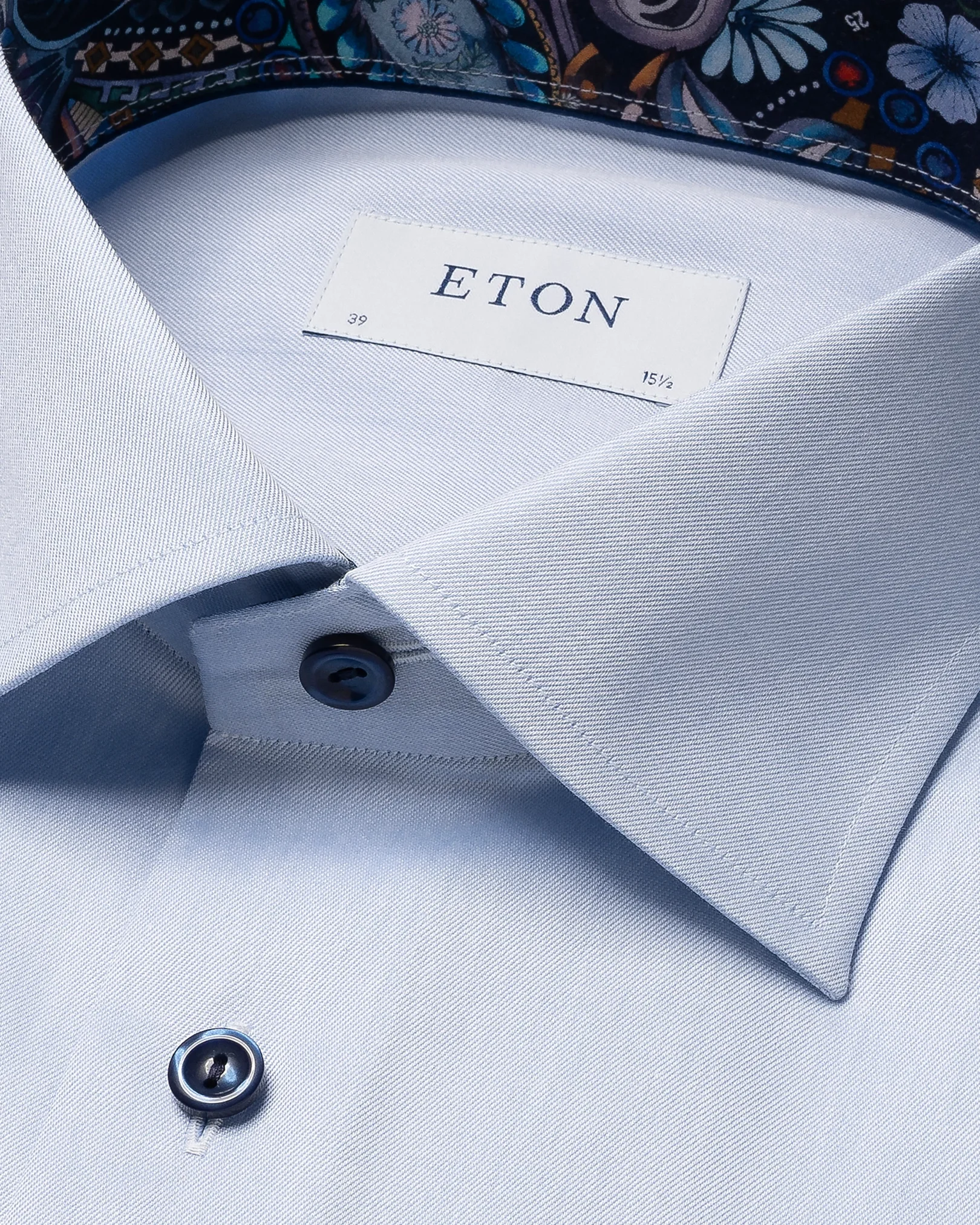 Eton - light blue signature twill casino details