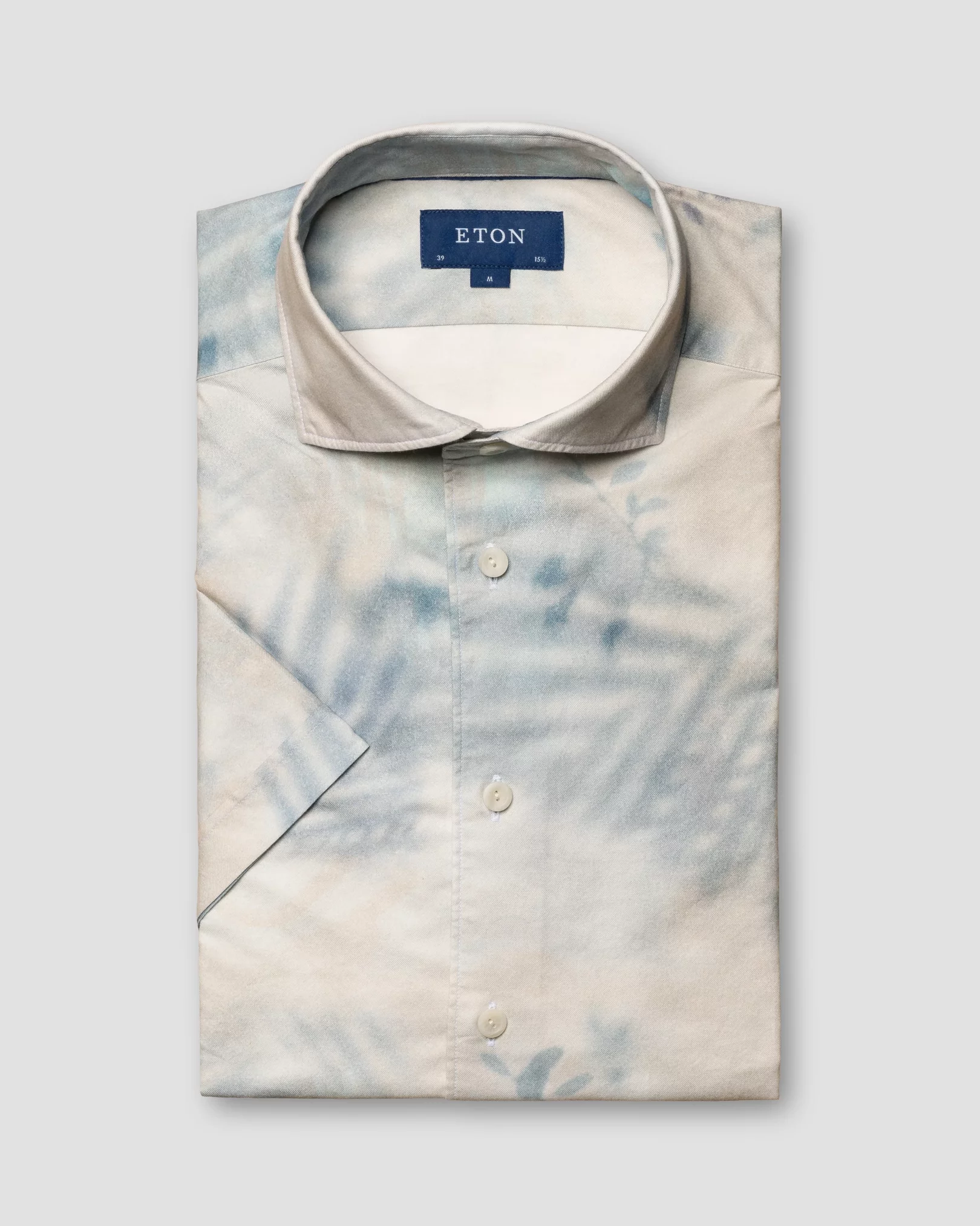 Ljusgrå kortärmad skjorta med blommigt, vattenfärgsliknande mönster
