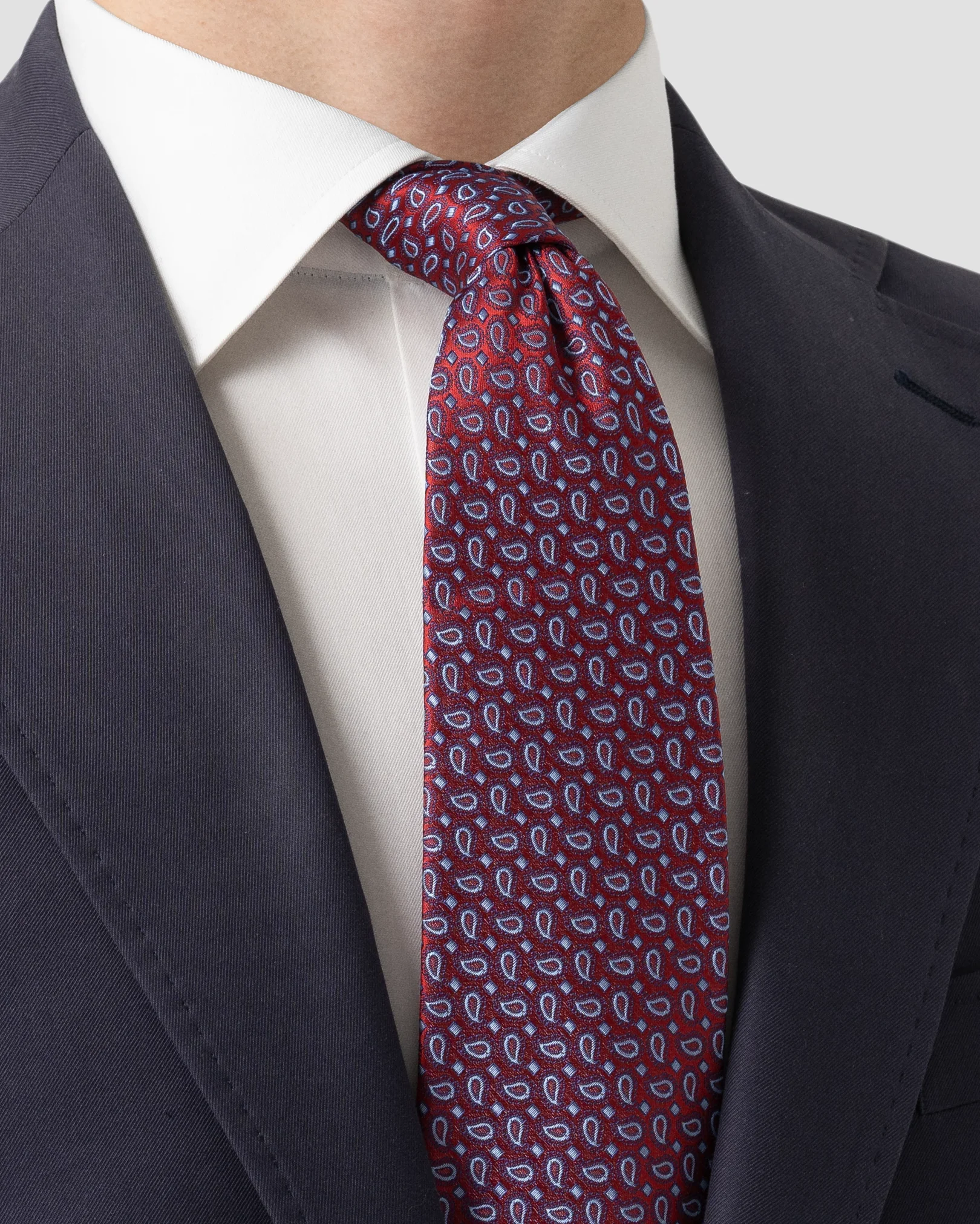 Coordinated suspenders and necktie in silk, macro paisley Cherry red