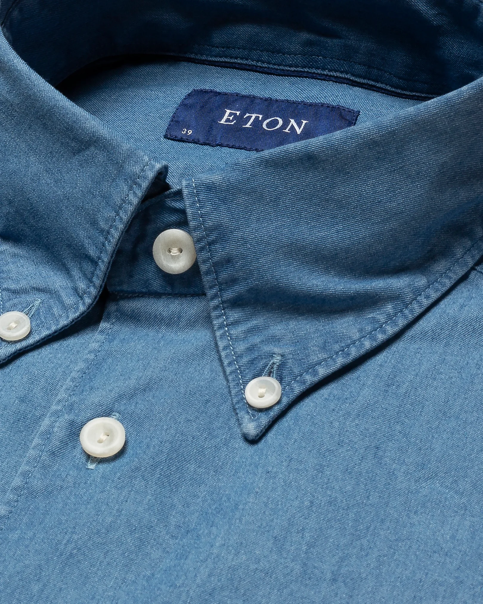 Mittelblaues Hemd aus leichtem Denim mit Button-Down-Kragen
