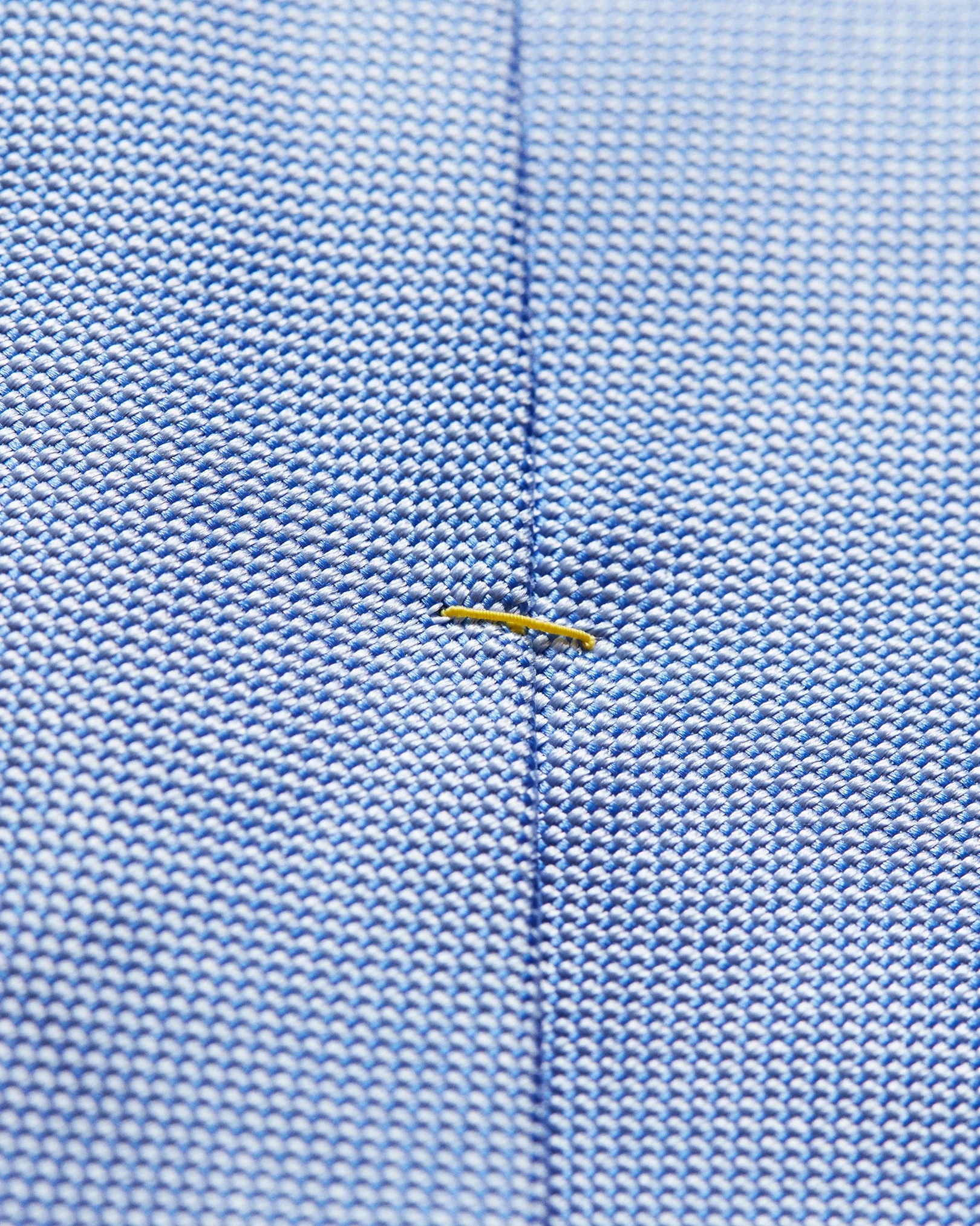 Blaue Krawatte mit Flechtstruktur