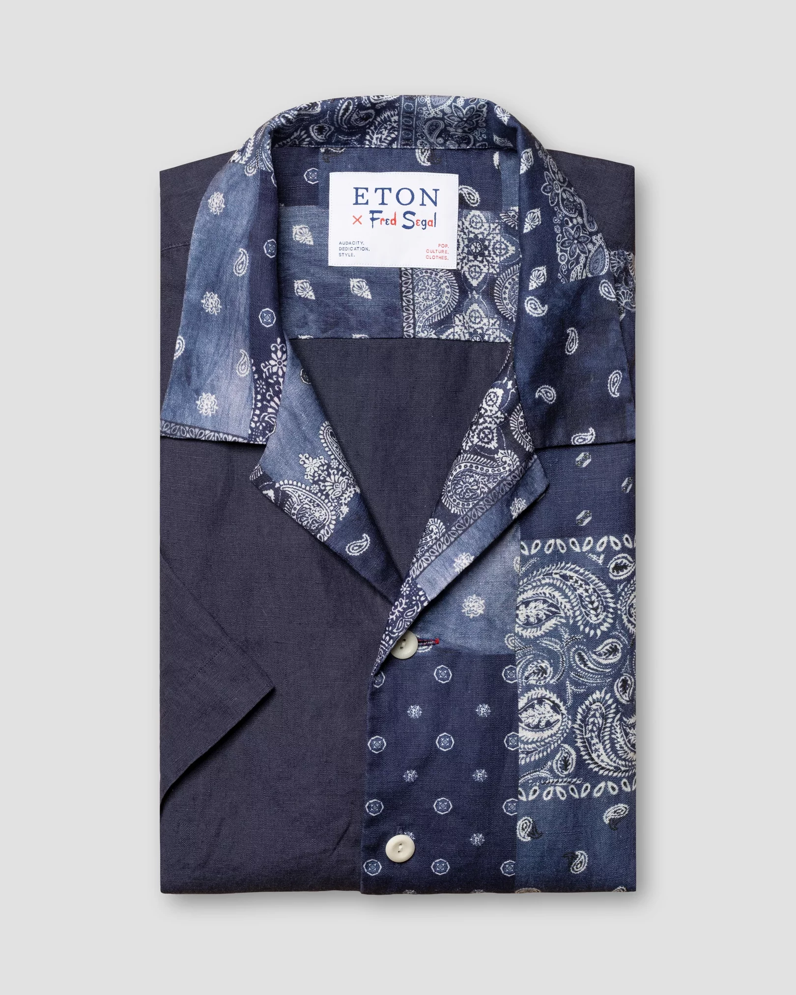 Resortskjorta med marinblått lapptäcksmönster i bandanastil