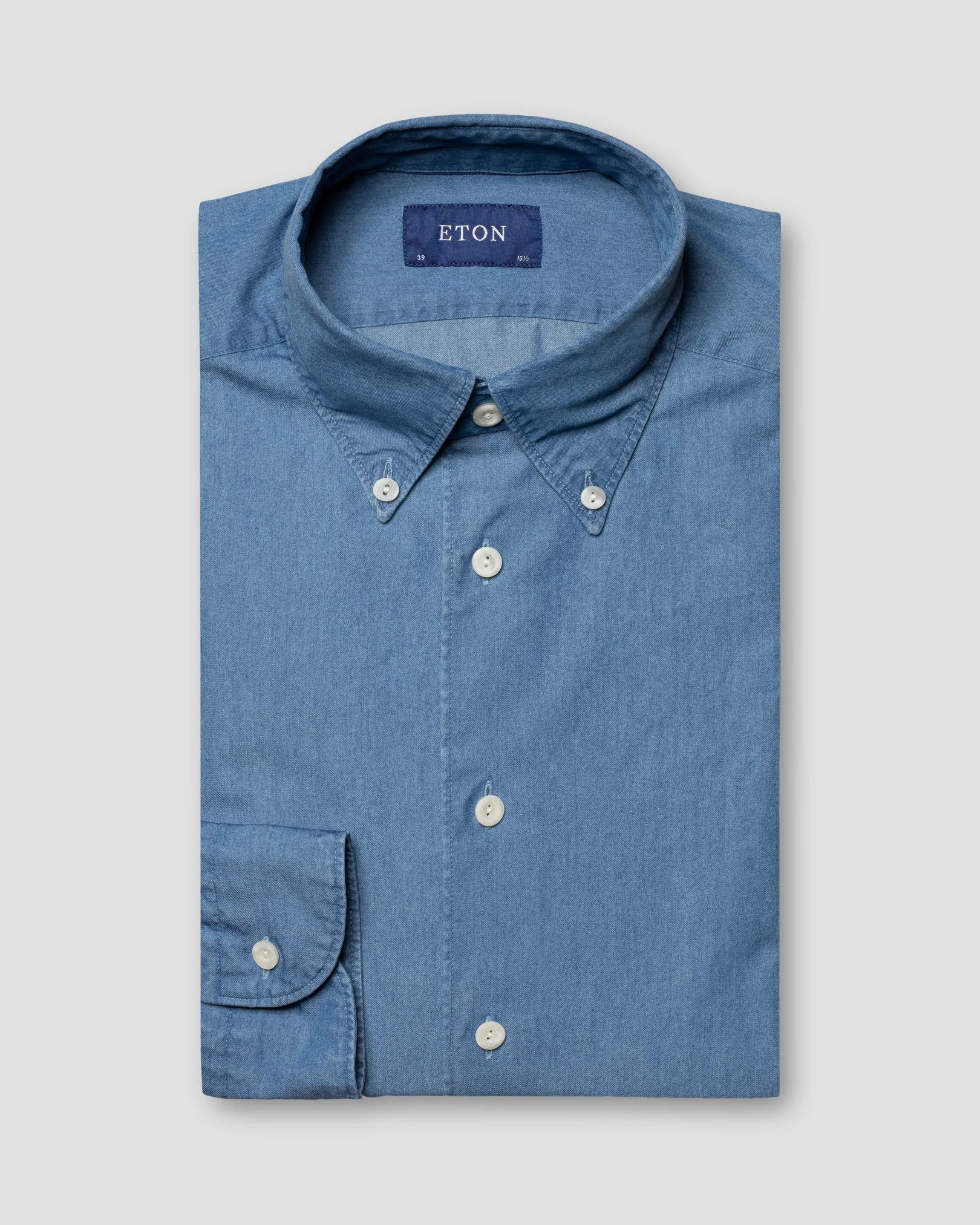 Mittelblaues Hemd aus leichtem Denim mit Button-Down-Kragen