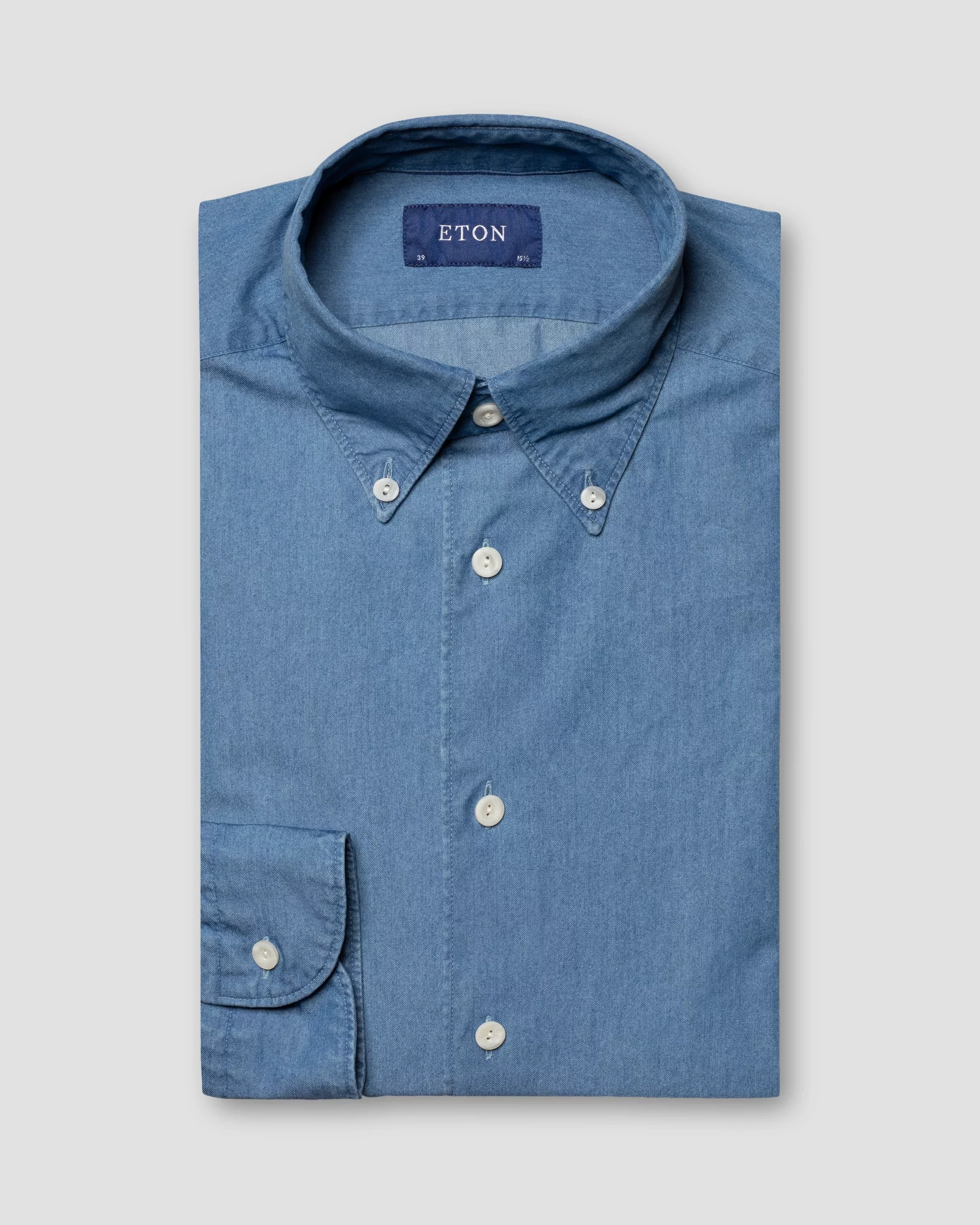 Chemise bleu moyen en denim léger – Boutonnée