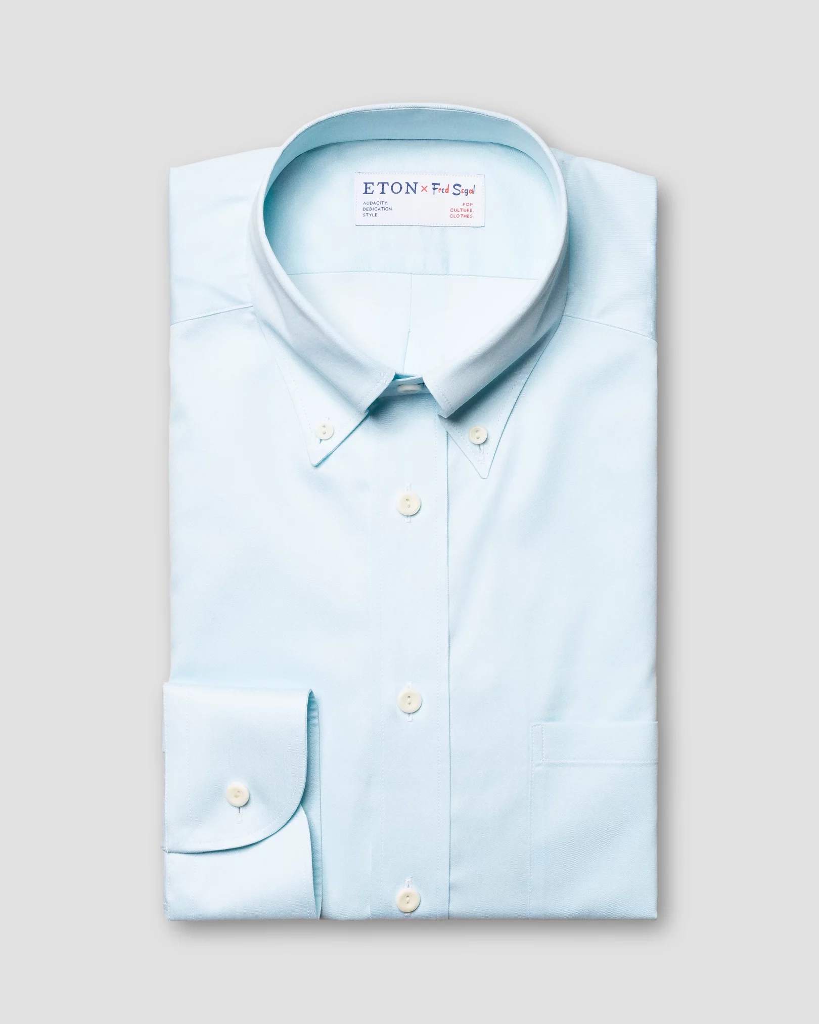 Ljusblå skjorta med lapptäcksmönster – kontrasterande detaljer