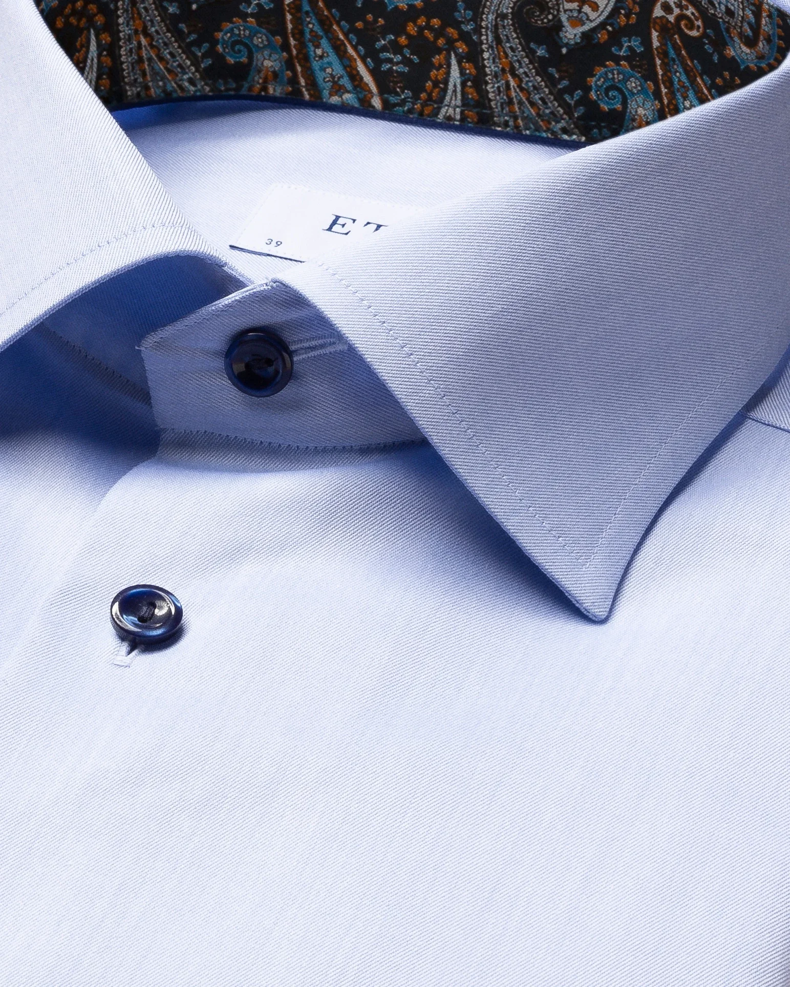 Eton - light blue signature twill cutaway special details
