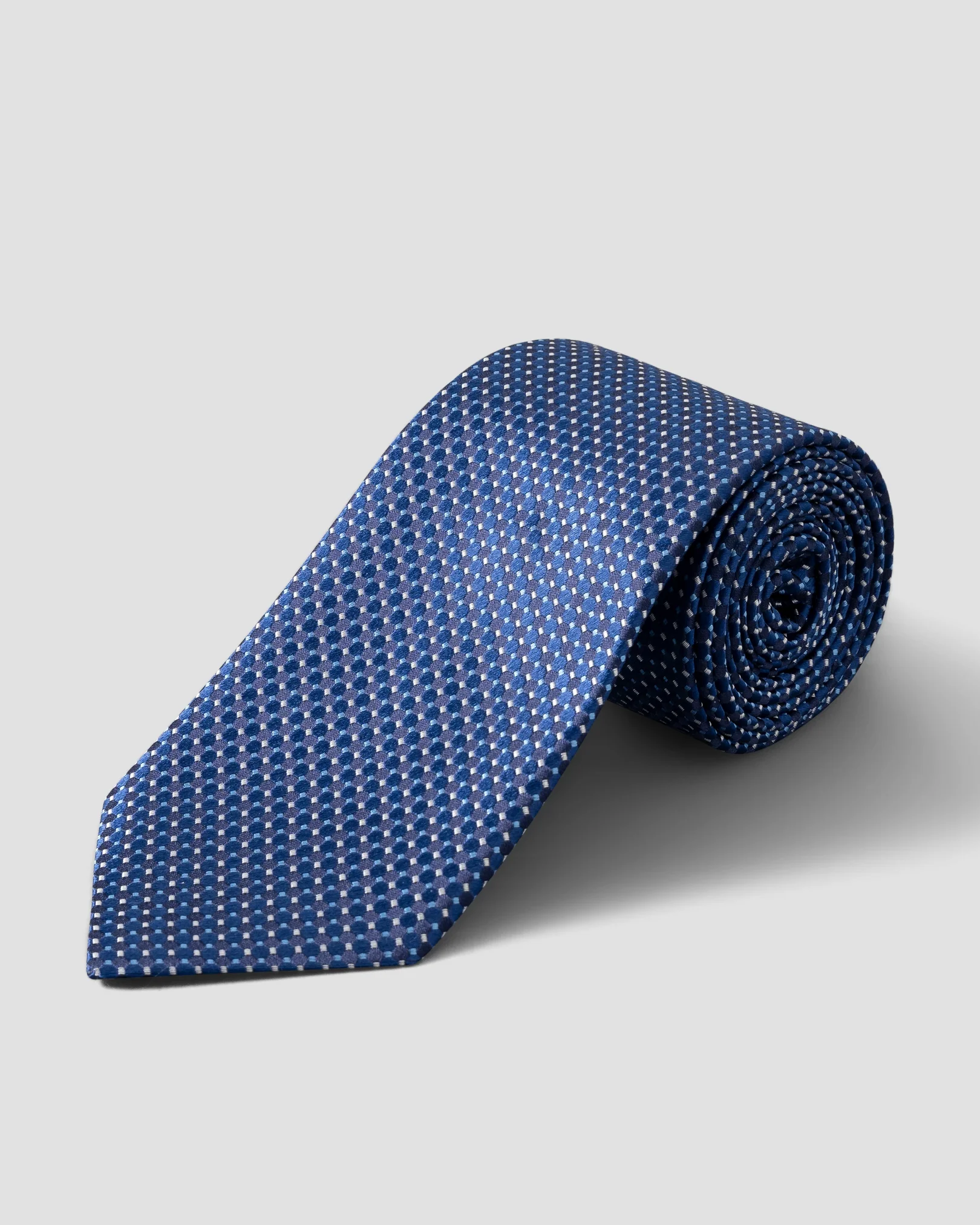 Cravate en soie bleu foncé motifs géométriques