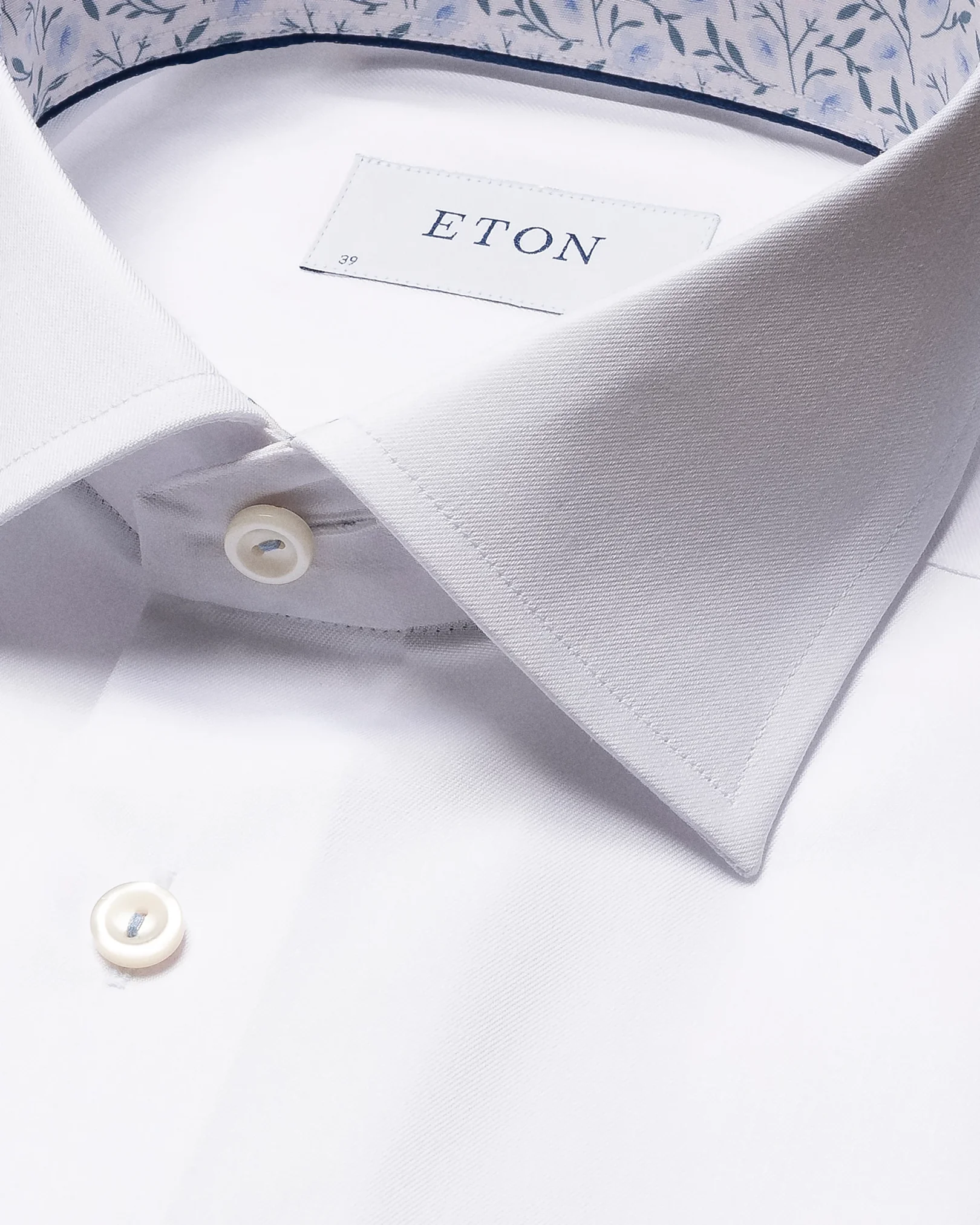 Eton - white signature twill cutaway special details