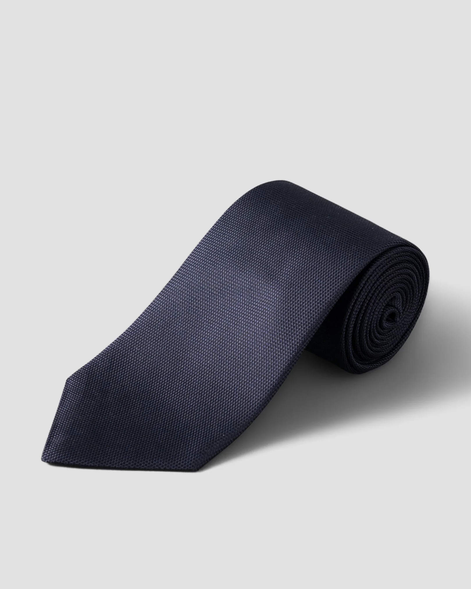 Cravate bleu foncé en soie nattée