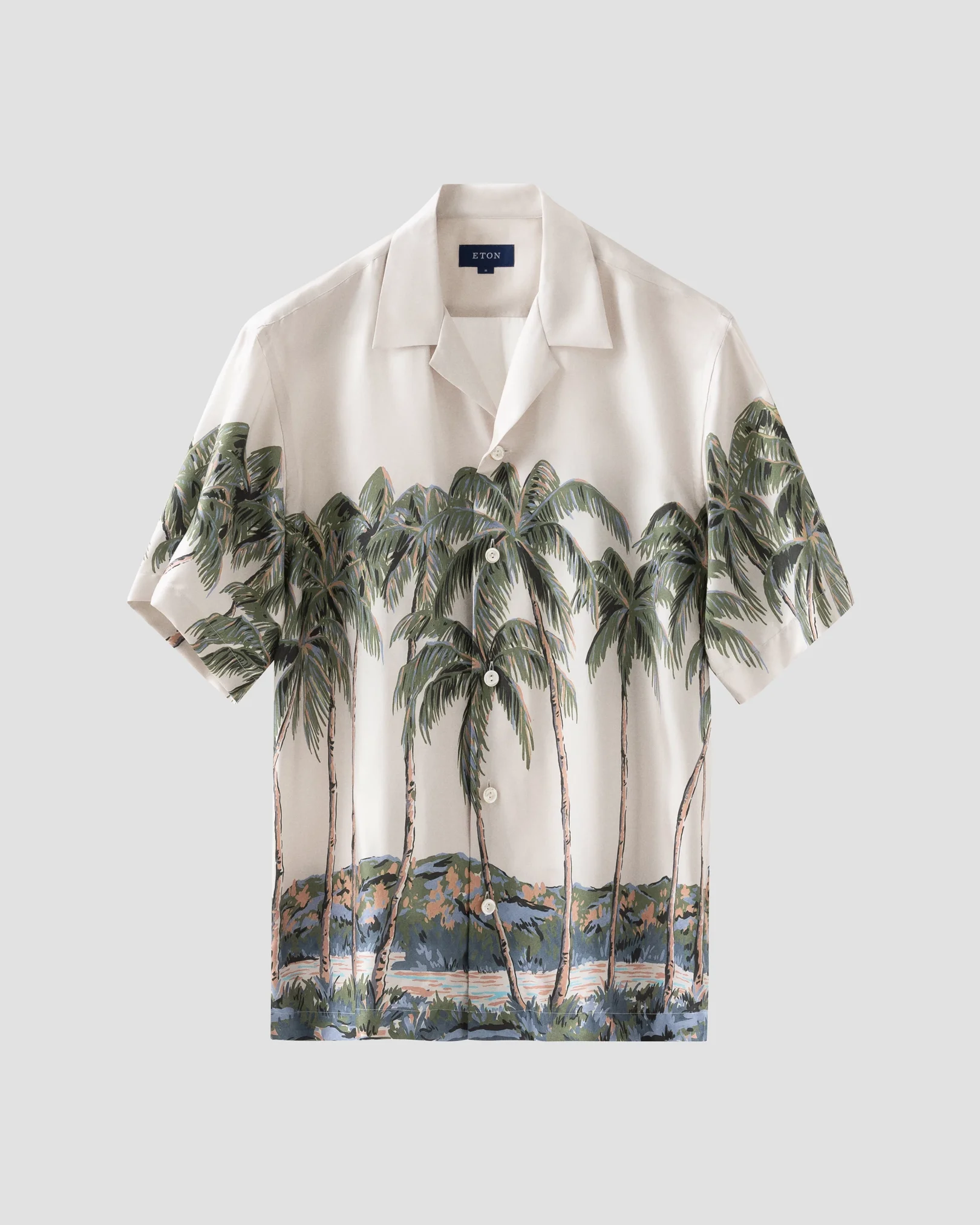 Off-white resortskjorta med palmmönster