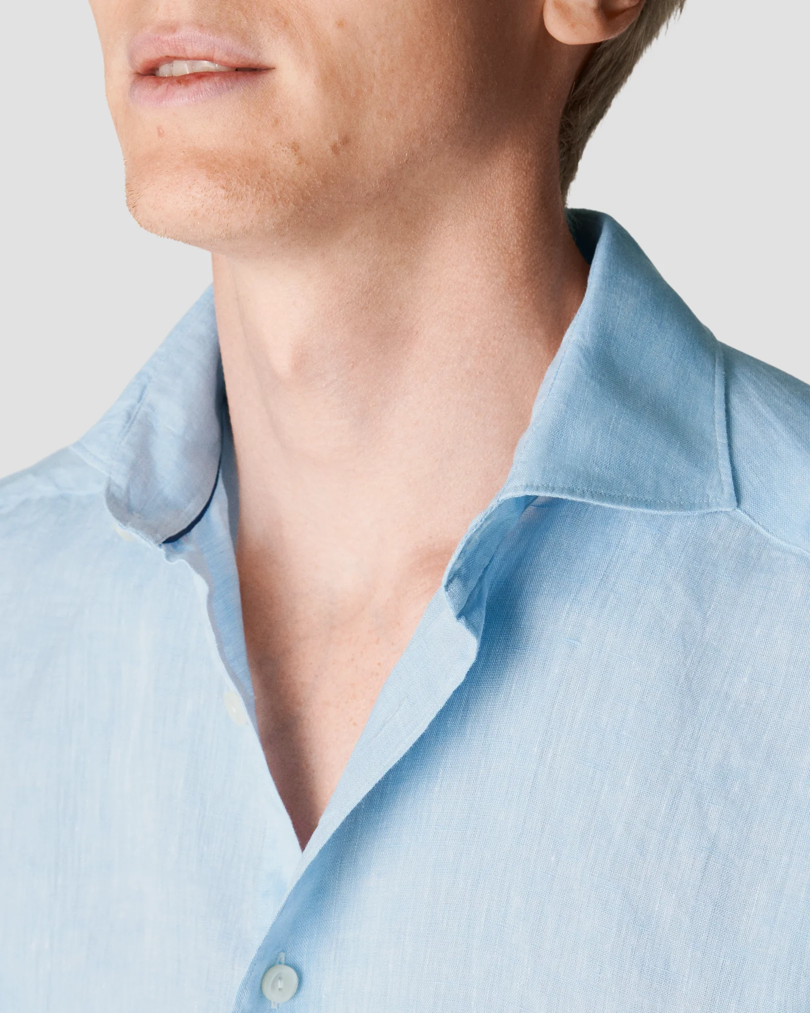 Eton - light blue linen wide spread turn up