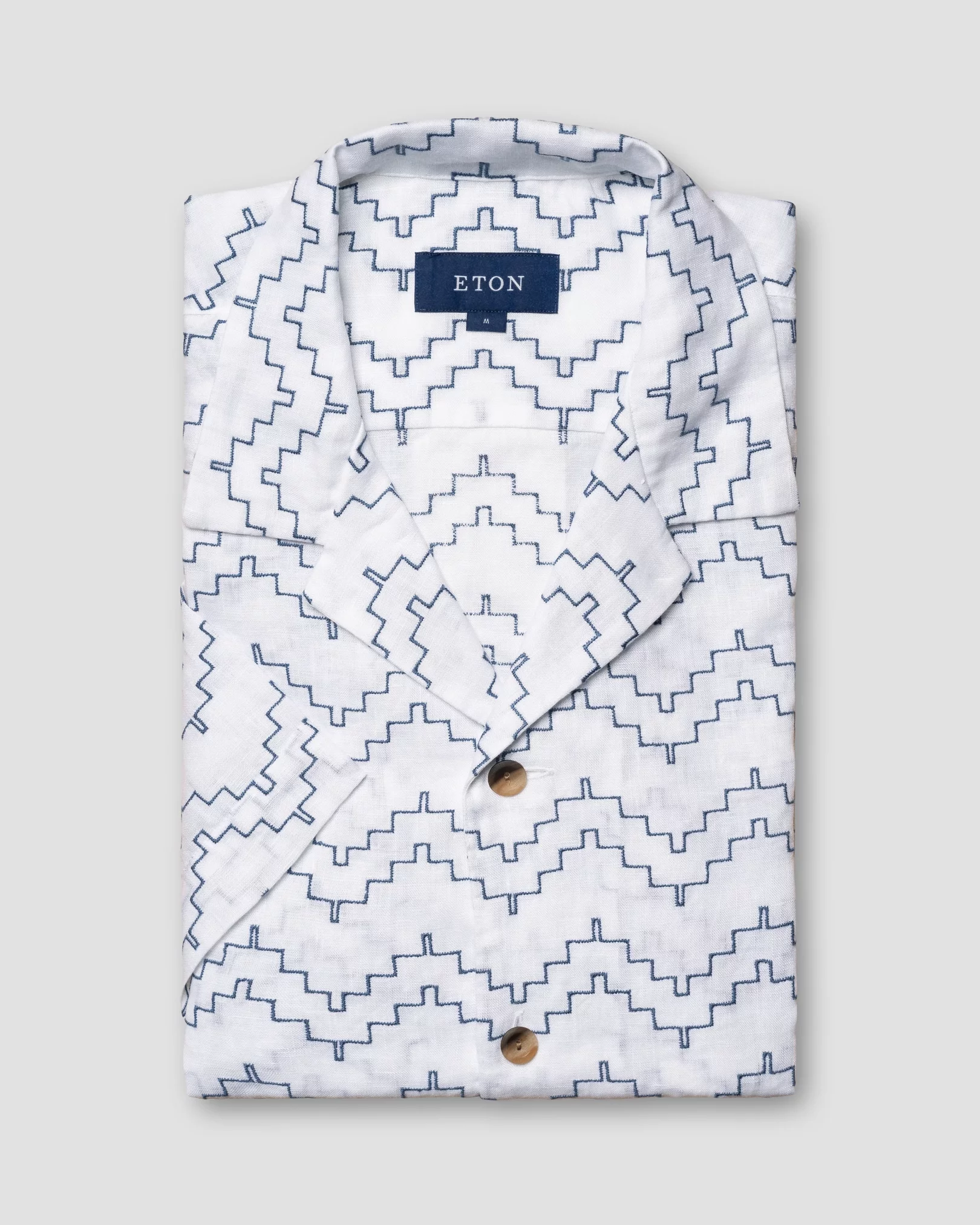 Vit resortskjorta i linne med broderat geometriskt mönster