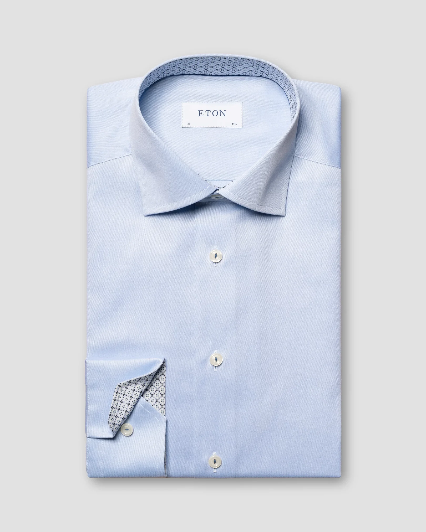 Eton - light blue signature twill cut away 238